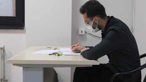 clase de escritura de la máscara del estudiante