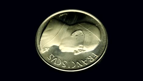 el símbolo de la medalla conmemorativa, roma, franciscvs gira sobre un fondo negro. macro. primer plano