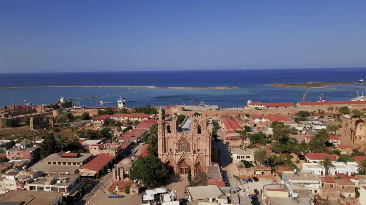 la mezquita lala mustafa pasha camii que es la antigua catedral en famagusta norte de chipre
