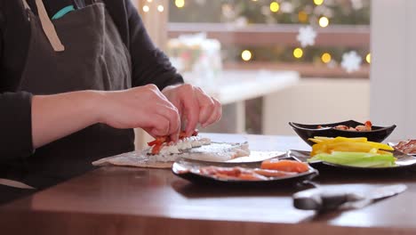 Hacer-Sushi-En-La-Cocina-De-Casa.-Manos-De-Mujer-Rodando-Sushi-Casero.