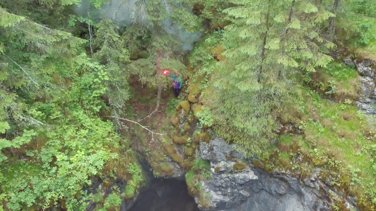 persona con llamarada en el bosque montañoso
