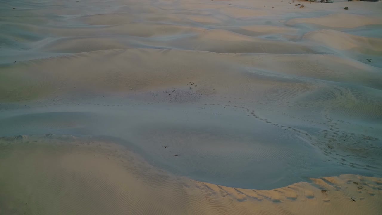 avión teledirigido con toma panorámica de 180 grados del desierto de dunas de arena.