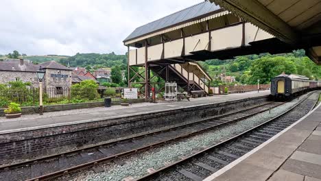 zug nähert sich und kommt am bahnhof llangollen an