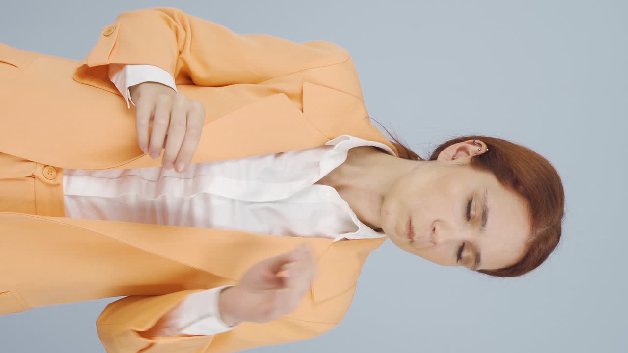 재채기하는 비즈니스 여자의 수직 비디오.