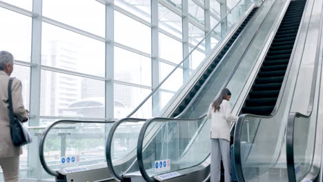 Mujer,-Caminando-En-El-Aeropuerto-Y-Viajando.