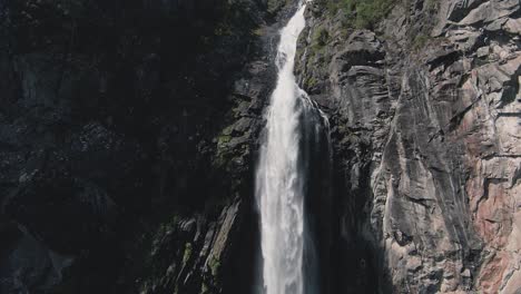 Mächtiger-Wasserstrahl,-Der-Von-Einem-Riesigen-Wasserfall-In-Norwegen-Fällt,-FPV-Aufstieg