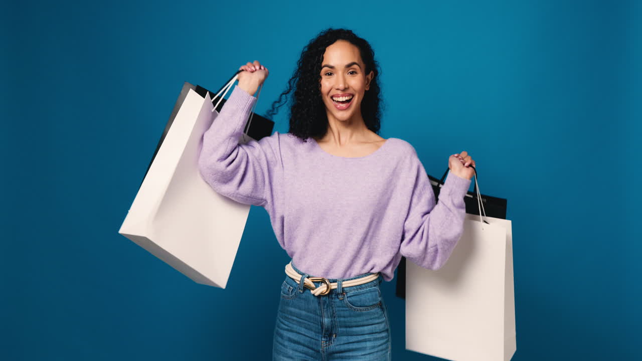 mujer emocionada con bolsas de compras
