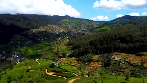 Luftdrohne-über-Grüner-Berglandschaft-Und-Landstadt-In-Ella-Hills-In-Sri-Lanka