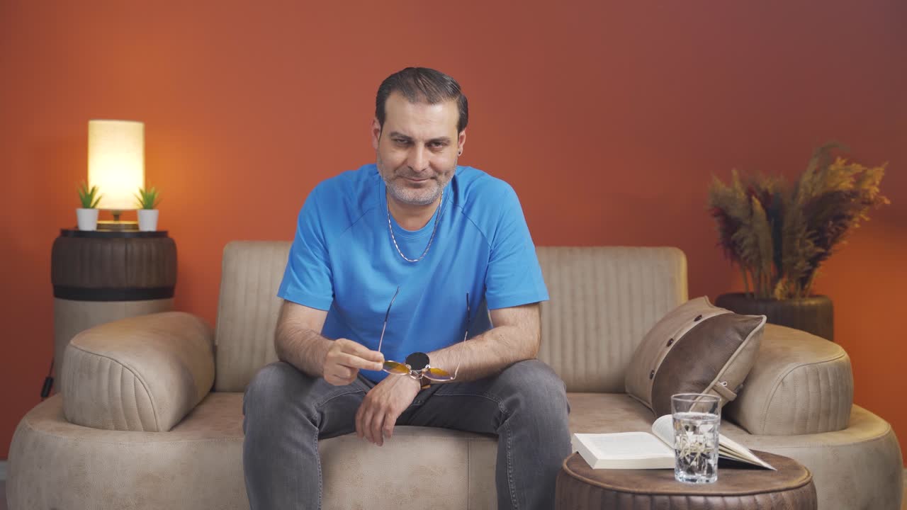 hombre mirando a la cámara con una expresión negativa.