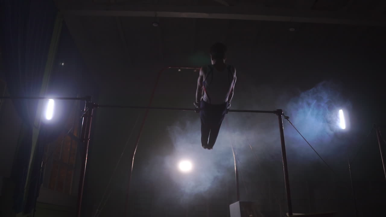 esercizi di ginnasta su alta barra orizzontale hd slow-motion video. atleta allenamento abilità di ginnastica e l'esecuzione di elementi giganti