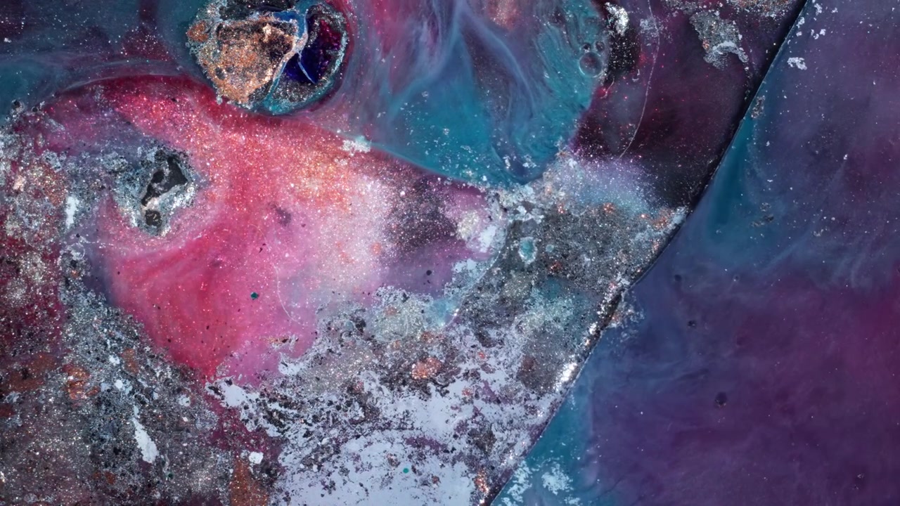 Makroperspektive von leuchtender magentafarbener und blauer Alkoholtinte, die sich vermischt, um eine kosmische, emotionale abstrakte Landschaft in einem Studio zu schaffen