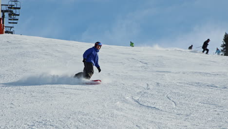 Adolescente-Haciendo-Snowboard-En-La-Ladera