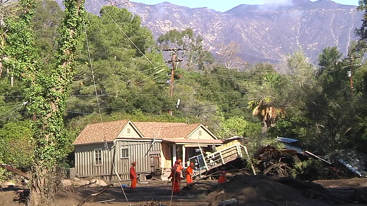 토마스 화재 재난 1 이후 캘리포니아 몬테시토에서 산사태로 인한 피해를 조사하는 소방대원들 1