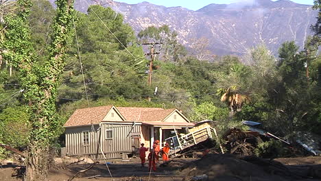 los equipos de bomberos inspeccionan los daños causados por los deslizamientos de tierra en montecito, california, tras el desastre del incendio de thomas 1