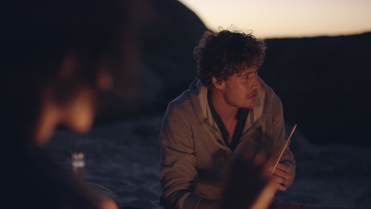 пляжная вечеринка на закате с кострами и обжаренными зефирами с друзьями