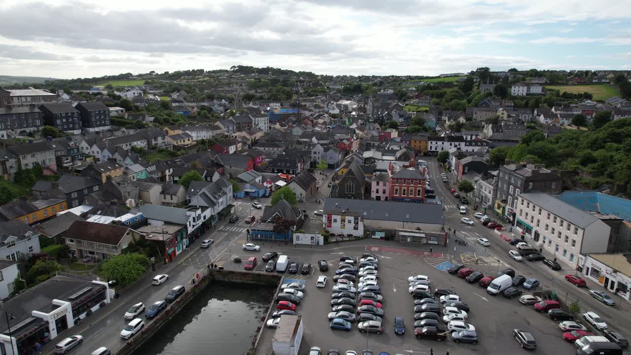 vista aérea del drone del centro de la ciudad de kinsale, condado de cork, irlanda