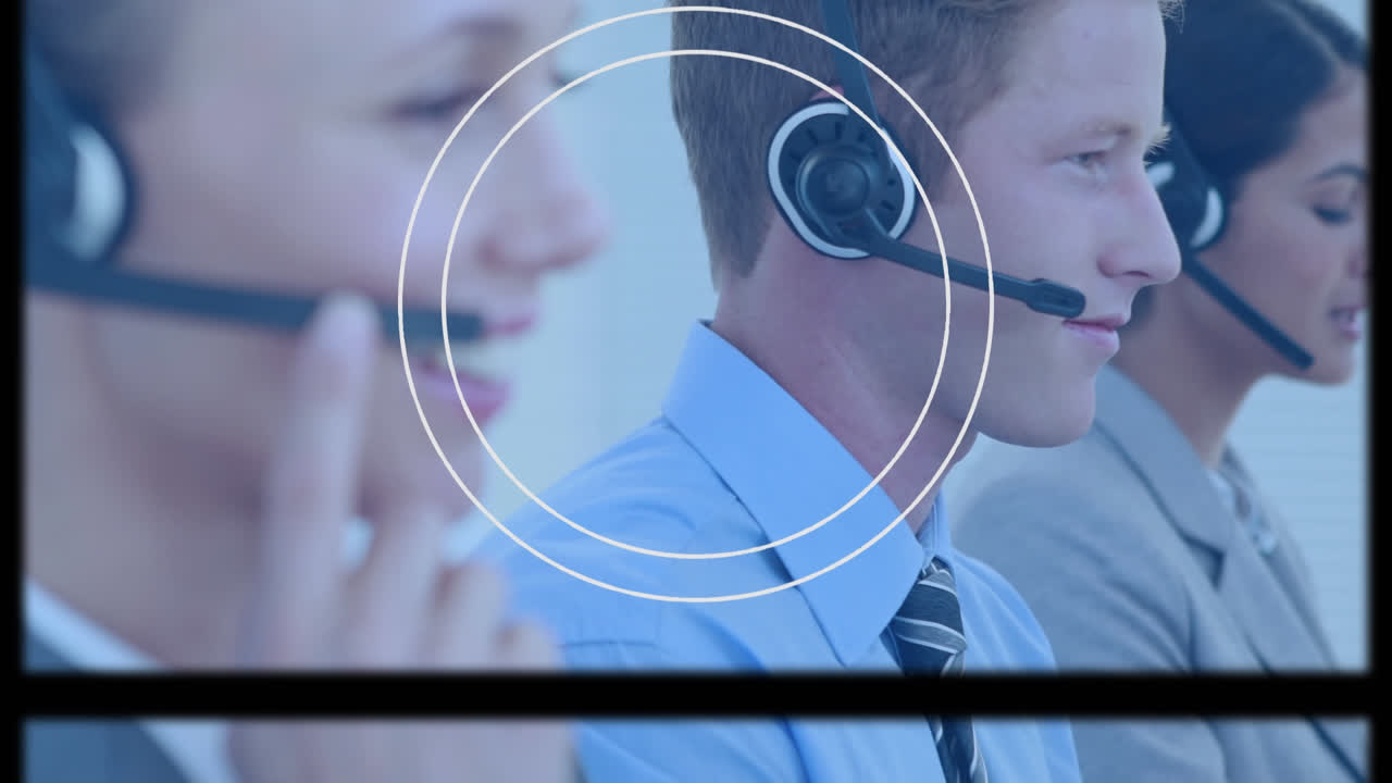 animación de escaneo de alcance en el marco de la película sobre personas de negocios que usan auriculares de teléfono