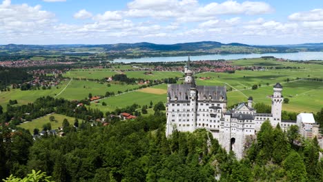 Schloss-Neuschwanstein-Bayerische-Alpen-Deutschland