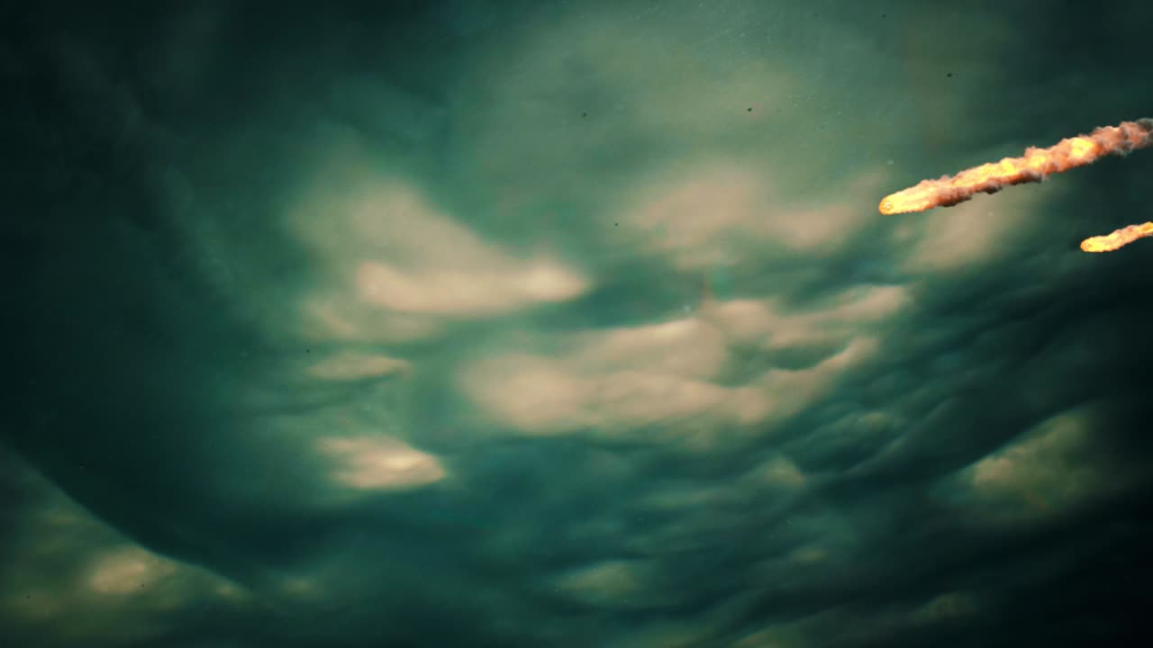 múltiples asteroides entrando en la atmósfera con un fondo de nubes ominosas oscuras