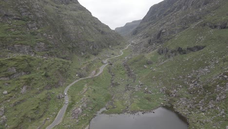 Pendelkurve-Weglücke-Des-Dunloe-Killarney-Nationalparks,-Irland