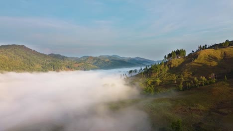 Toma-Aérea-De-Una-Montaña-De-Niebla