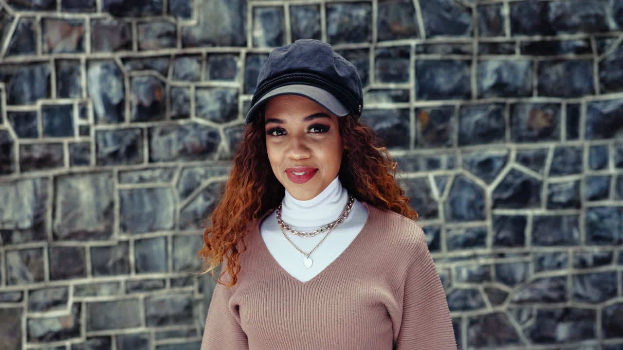 Volto, moda e una donna di colore influencer