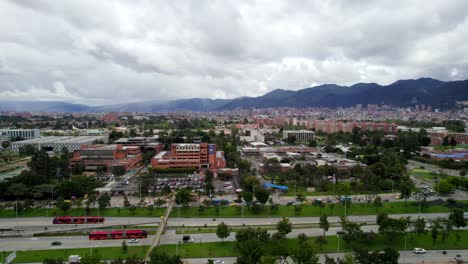 Sigue-Las-Sinuosas-Calles-A-Medida-Que-Se-Abren-Paso-A-Través-Del-Paisaje-Urbano.