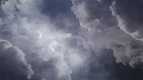 vista de 4k de volar a través de nubes cumulonimbus oscuras