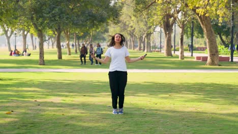 Mujer-India-Saltando-La-Cuerda-En-Un-Parque-Por-La-Mañana