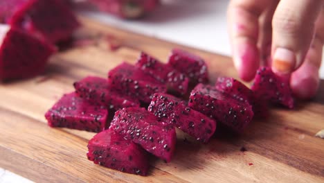 frutas de dragón en rodajas en una tabla de cortar de madera