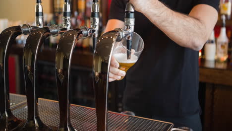 animación de una imagen en movimiento de grifos de cerveza en la barra
