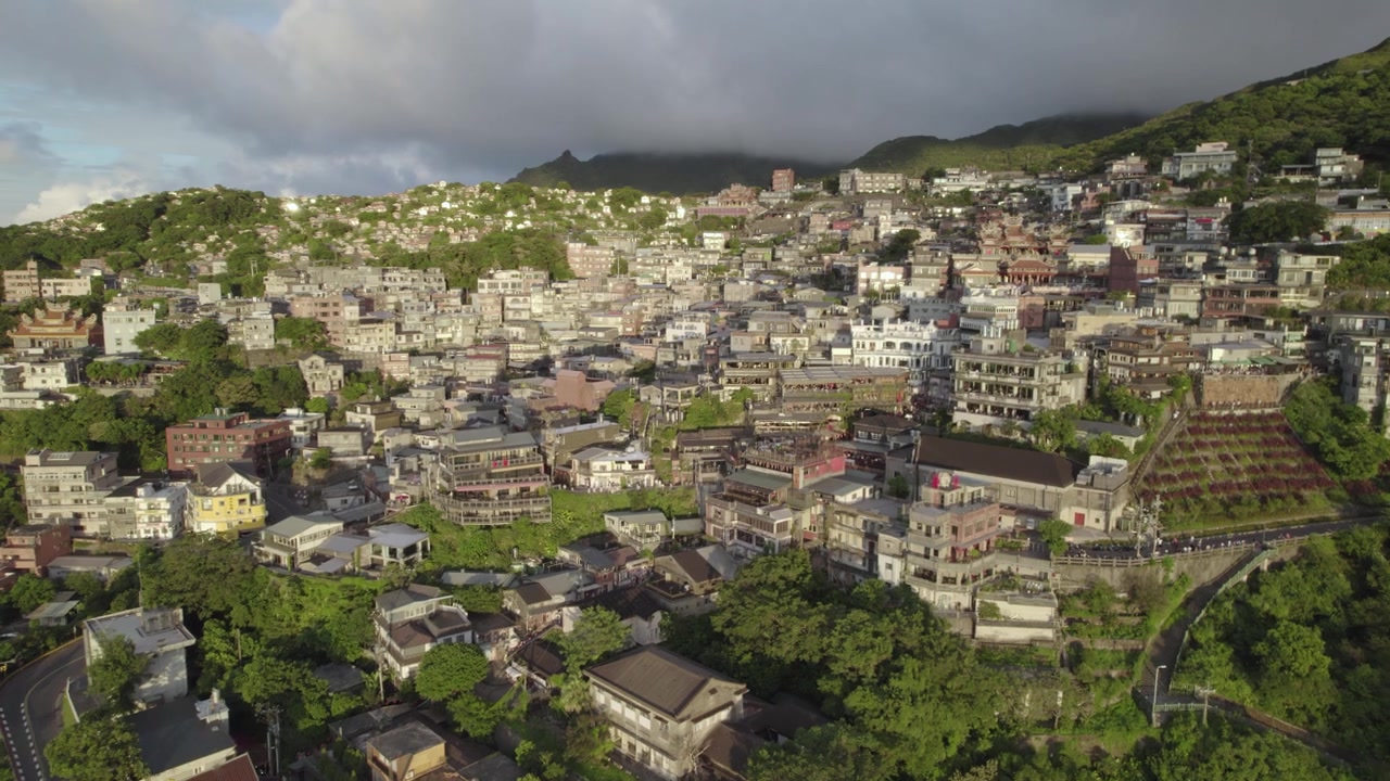 Luftaufnahme der Altstadt von Jiufen an der Ostküste Taiwans, dem Pazifik zugewandt, einem wunderschönen Bergdorf auf einem Berg und einer berühmten alten Straße, einem beliebten Touristenziel in Asien.
