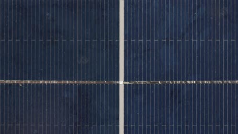 Video-Einer-Nahaufnahme-Eines-Solarpanels-Mit-Weißen-Linien