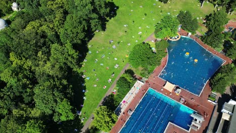 Maravillosa-Vista-Aérea-Superior-Vuelo-Piscina-Pública-Insulaner,-Ciudad-Berlín-Alemania-Día-De-Verano-2023