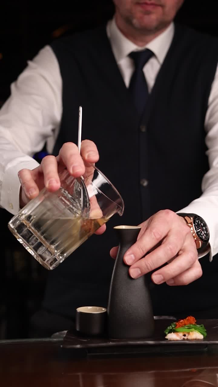 el camarero preparando un cóctel.