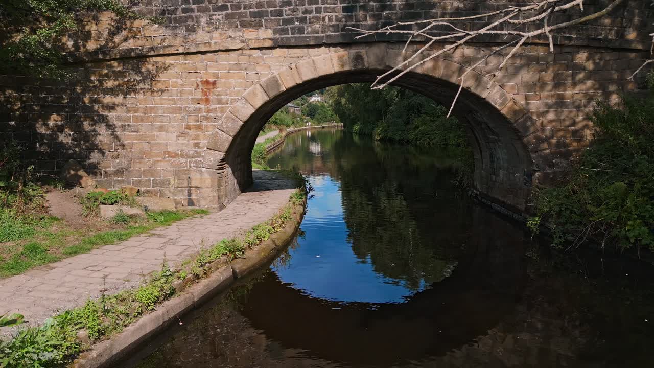imágenes de drones de un canal con un puente de piedra en todmorden, halifax, west yorkshire, inglaterra