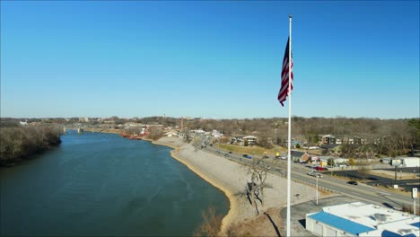 Bandera-Americana-En-Un-Día-Ventoso-En-Freedom-Point-En-Clarksville,-Tennessee