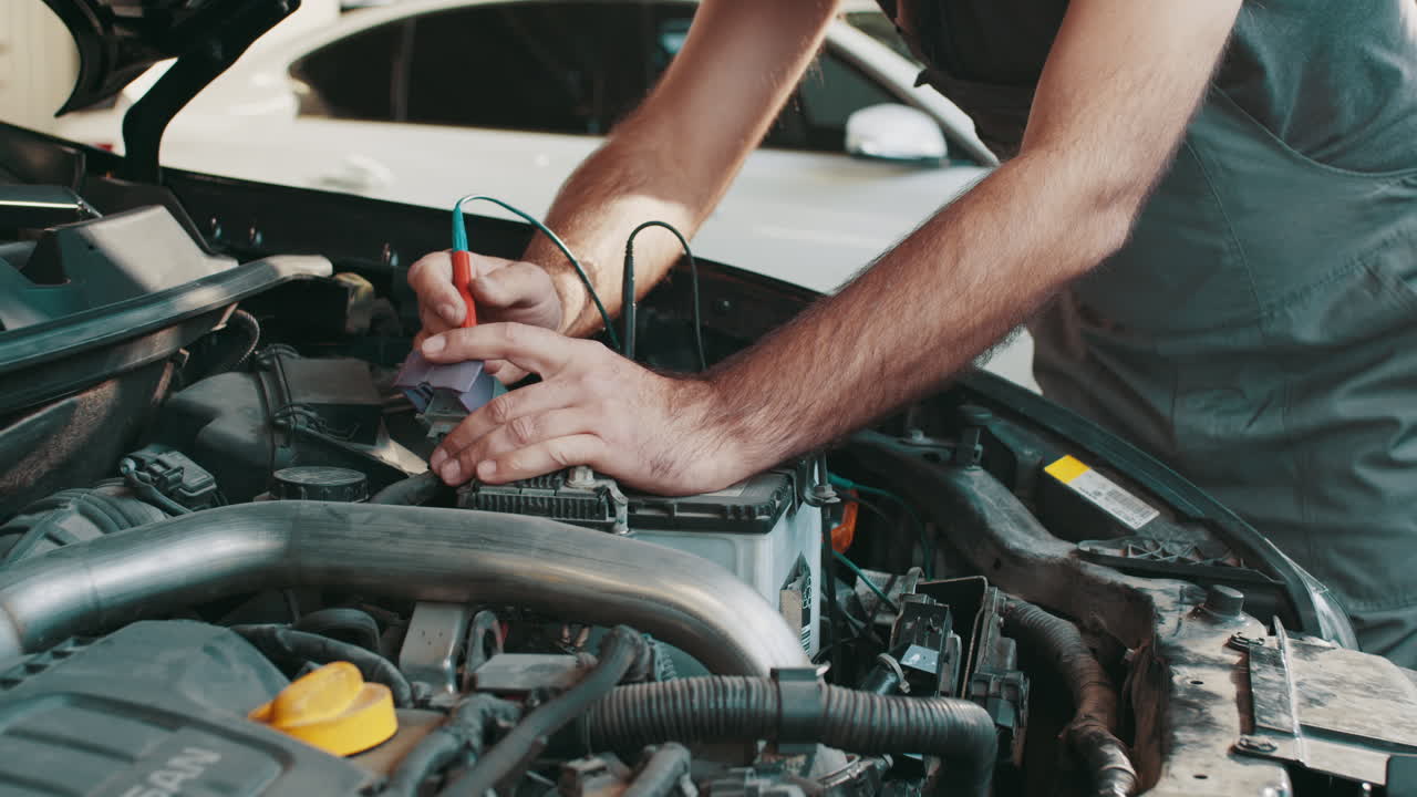 mecánico de automóviles diagnosticando un motor de vehículo