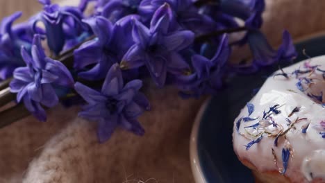 Dessertteller,-Glasierter-Donut-Mit-Getrockneter-Kornblume-Und-Blauem-Hyazinthenbouquet