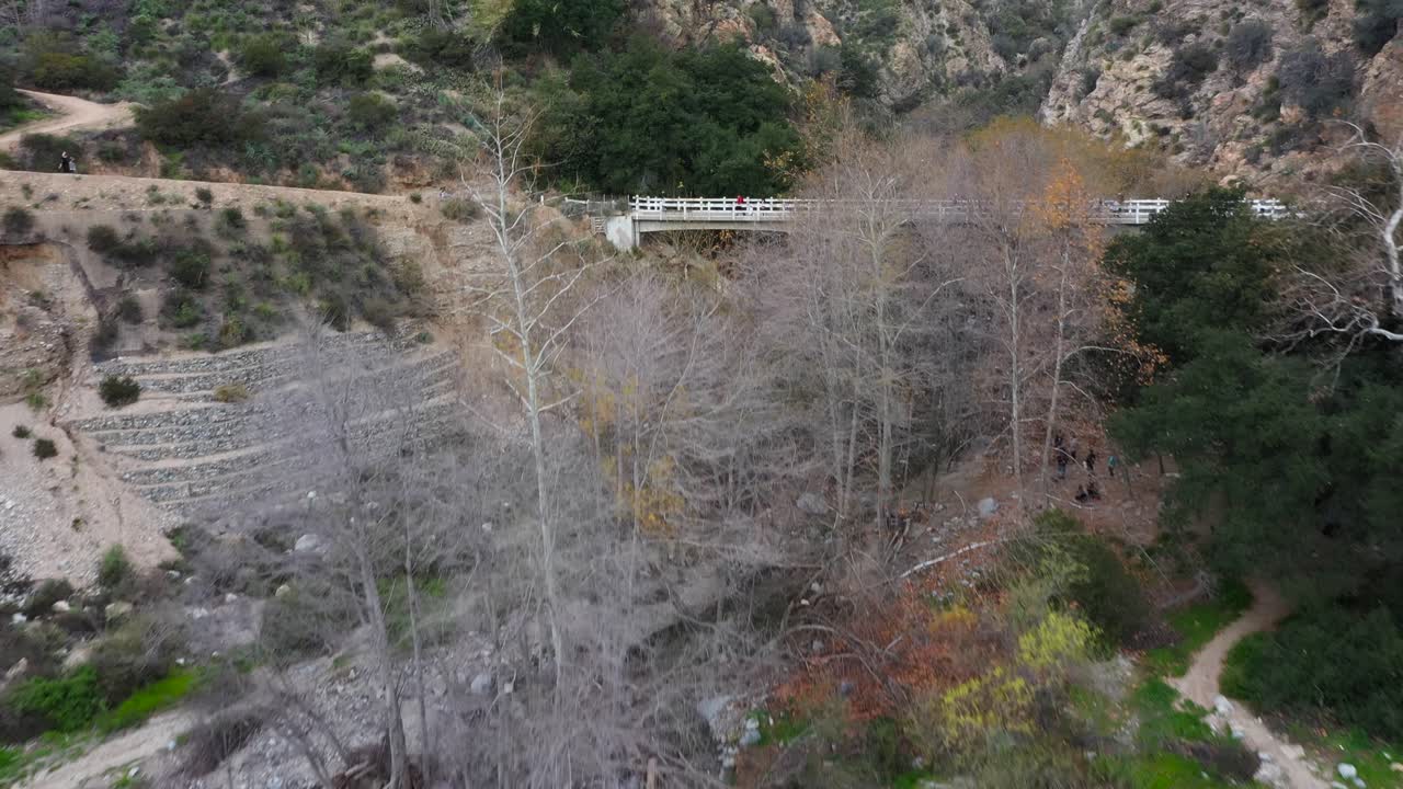 sendero de las cataratas del cañón eaton y puente conmemorativo de chuck ballard
