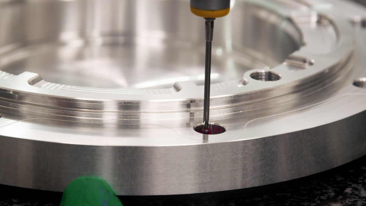 acercamiento del componente de control de la máquina de medición de precisión en la planta de ingeniería