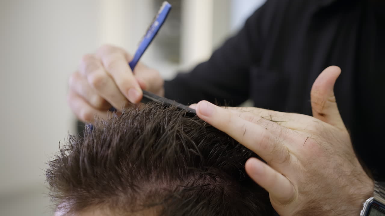 un hombre se corta el cabello en una barbería.