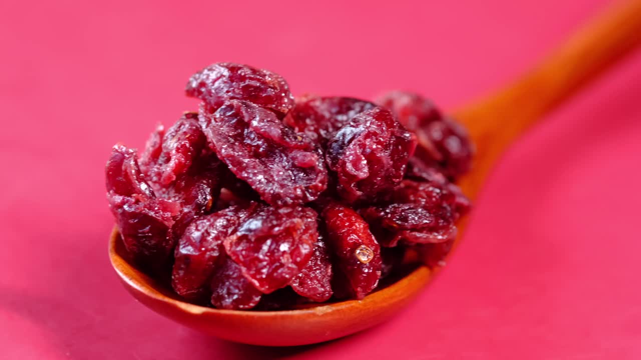 乾燥したクランベリー (木製のスプーン)