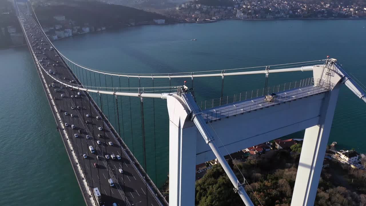 hiperlapso aéreo de un buque náutico vacío cruzando bajo un puente en el bósforo - tomas de drones del puente fatih sultan mehmet en el bòsforo de estambul al amanecer.