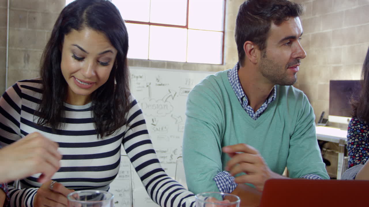 diseñadores teniendo una reunión en una oficina moderna filmada en r3d