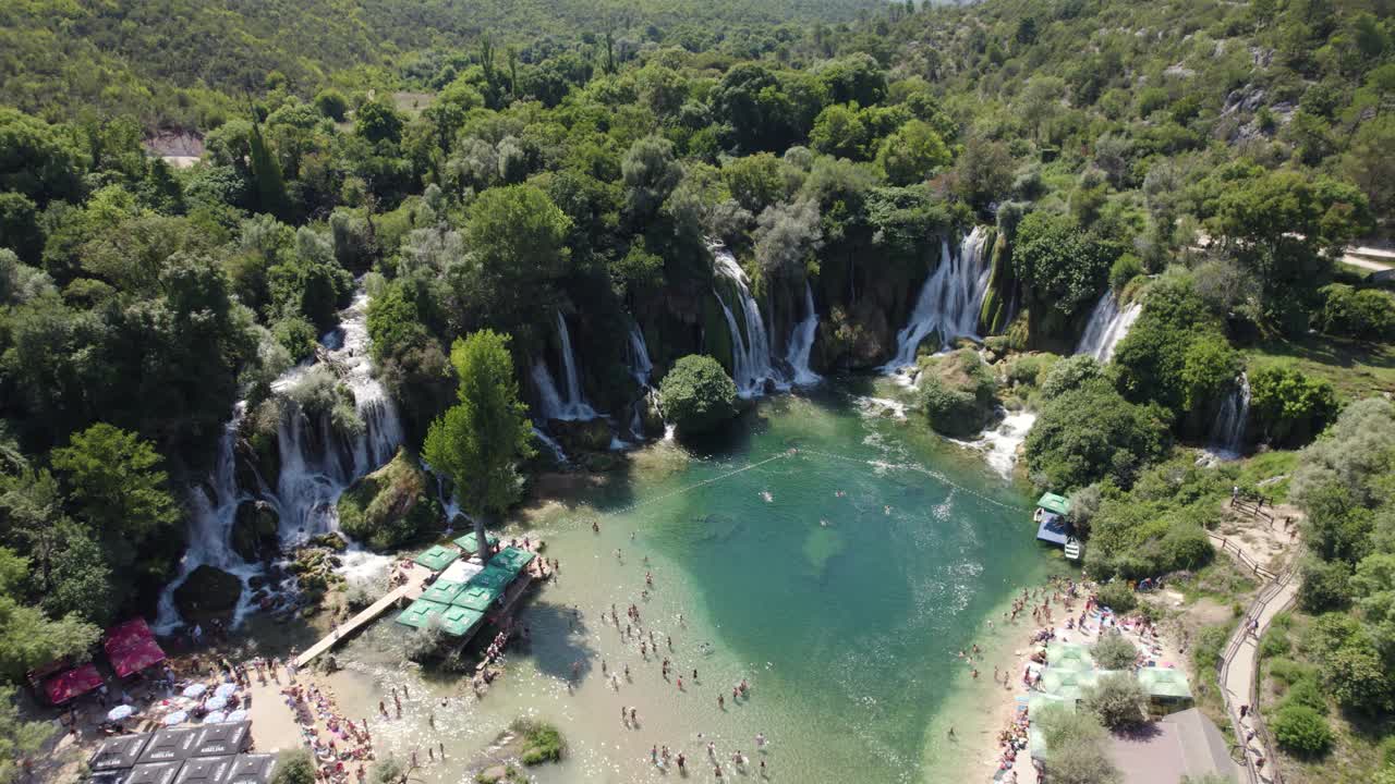 las cataratas de kravica caen en cascada en un día soleado.