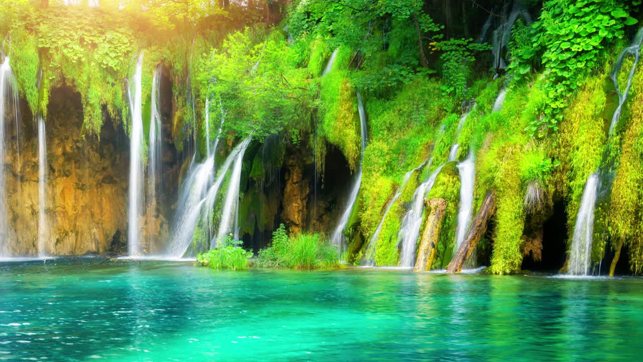 vídeo cinematográfico del paisaje de cascadas en los lagos de plitvice, croacia, en primavera