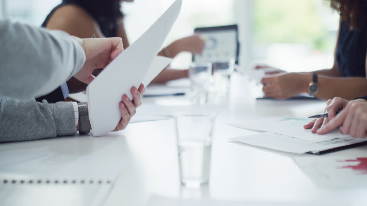 un grupo de empresarios irreconocibles que van