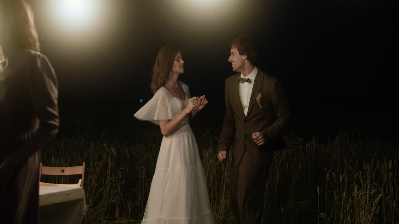 결혼식 에서 행복 한 사람 들