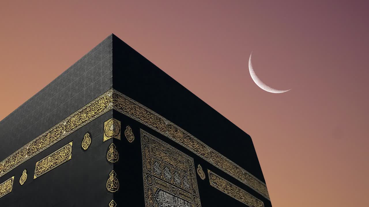 la media luna de ramadán se levanta en la kaaba.